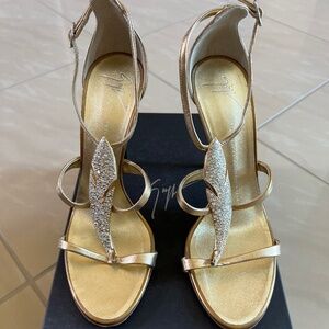 #2479 Giuseppe Zanotti Womens Gold Crystal T- Strap Leather Heels size 38
